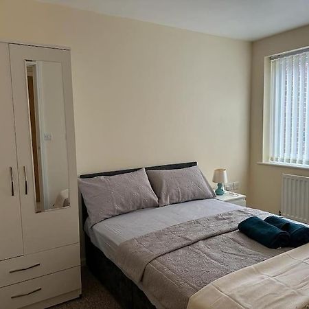Rooms 7 Minutes From Etihad Манчестър Екстериор снимка