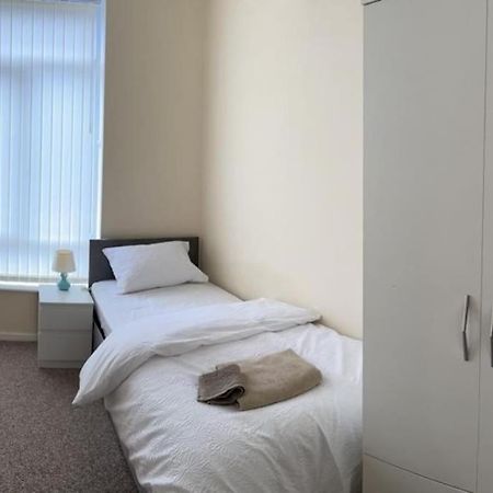 Rooms 7 Minutes From Etihad Манчестър Екстериор снимка