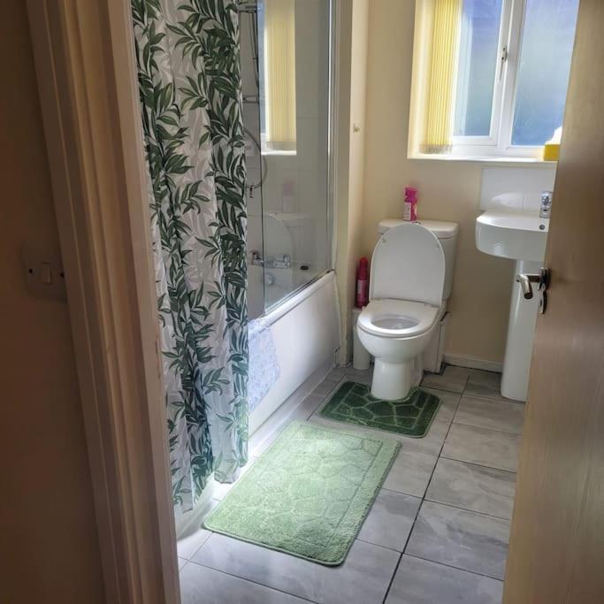 Rooms 7 Minutes From Etihad Манчестър Екстериор снимка
