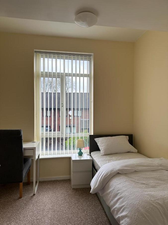 Rooms 7 Minutes From Etihad Манчестър Екстериор снимка