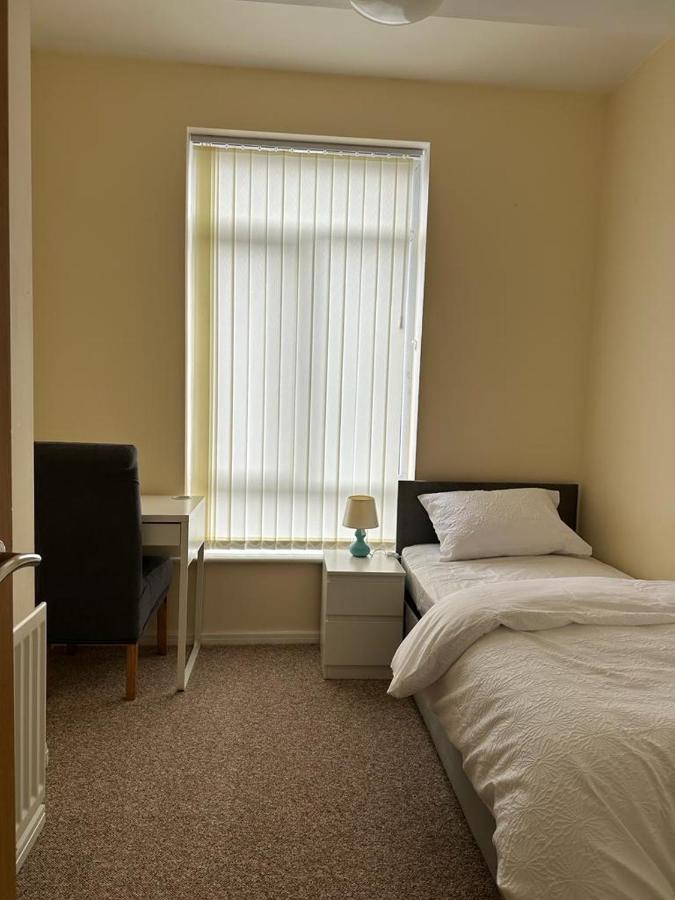 Rooms 7 Minutes From Etihad Манчестър Екстериор снимка